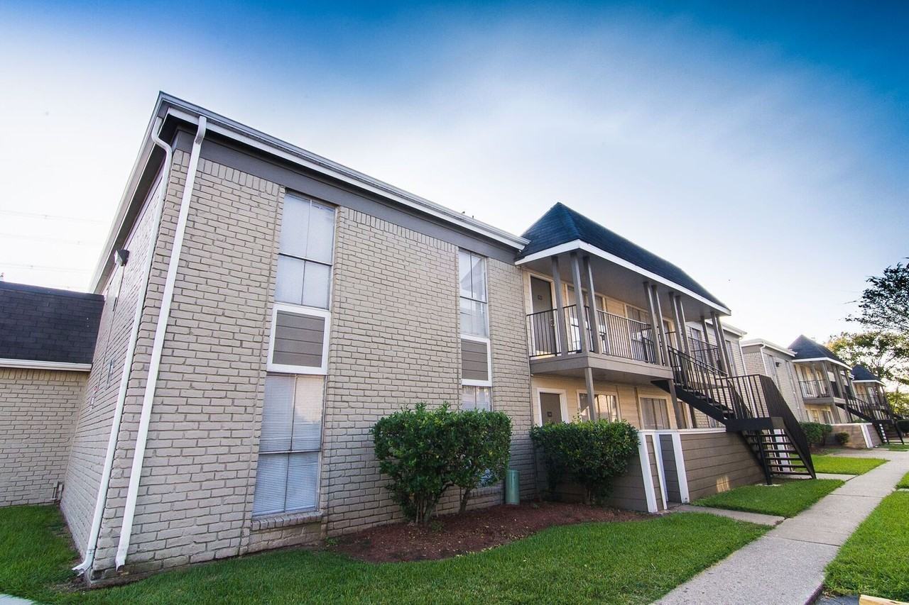 Northlake Manor Apartments - Photo 3 of 41