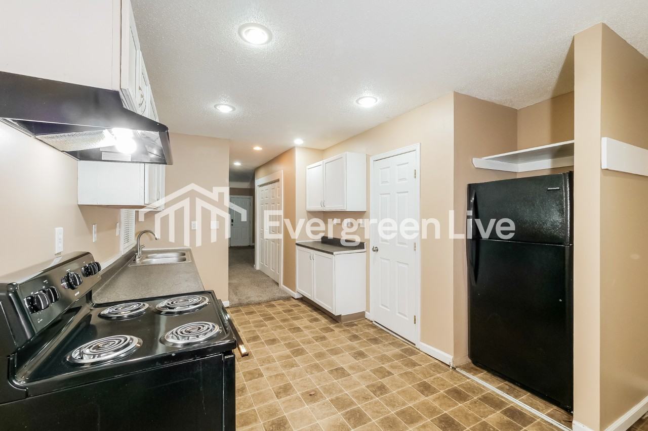 8219 Wayne Ave - Photo 4 of 15