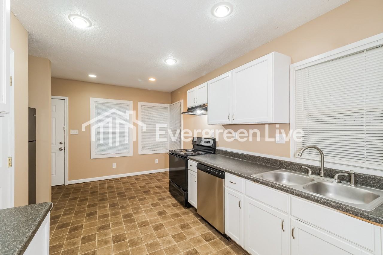 8219 Wayne Ave - Photo 5 of 15