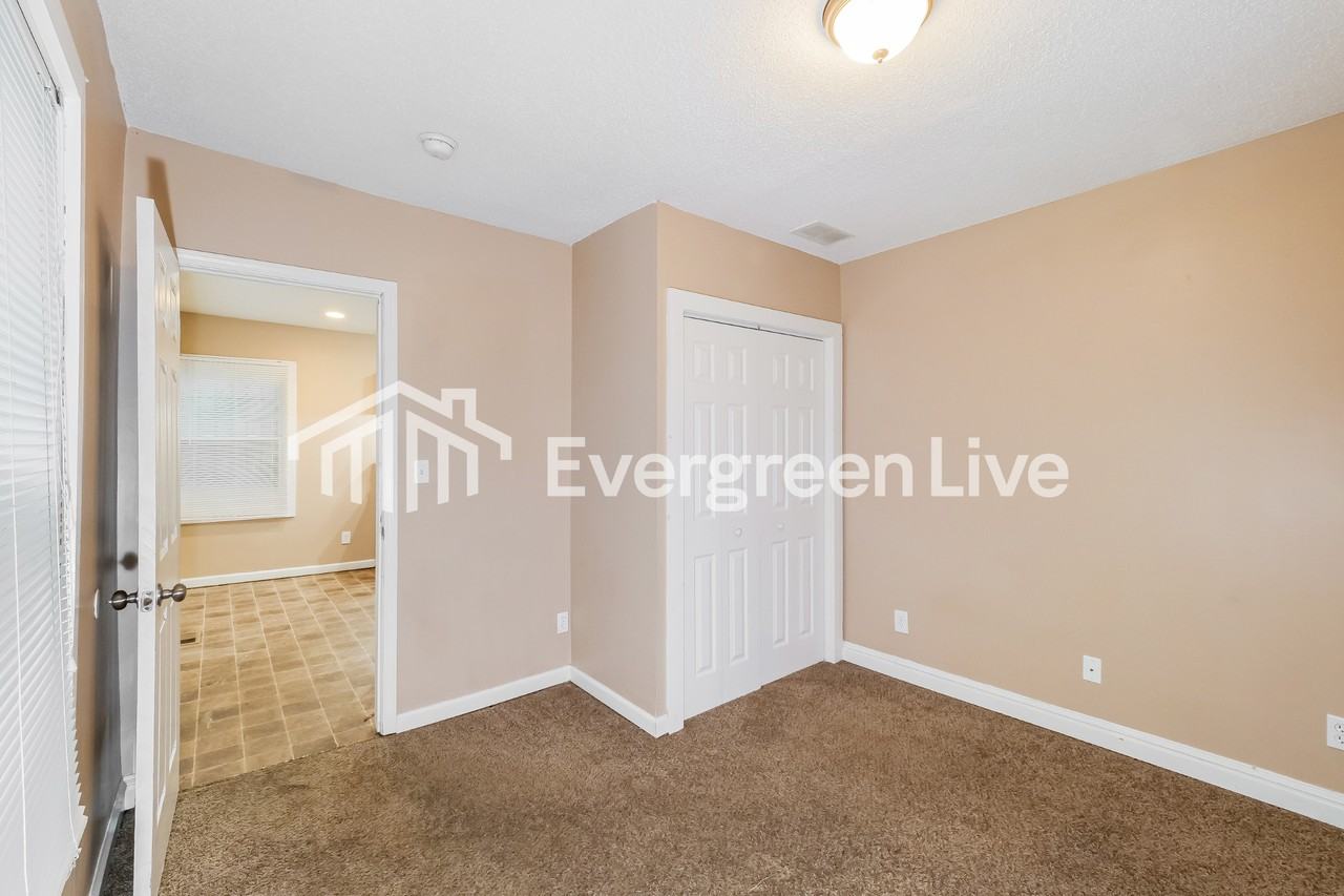 8219 Wayne Ave - Photo 7 of 15