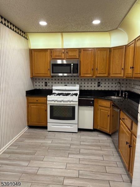 77 Howard St - Photo 3 of 14