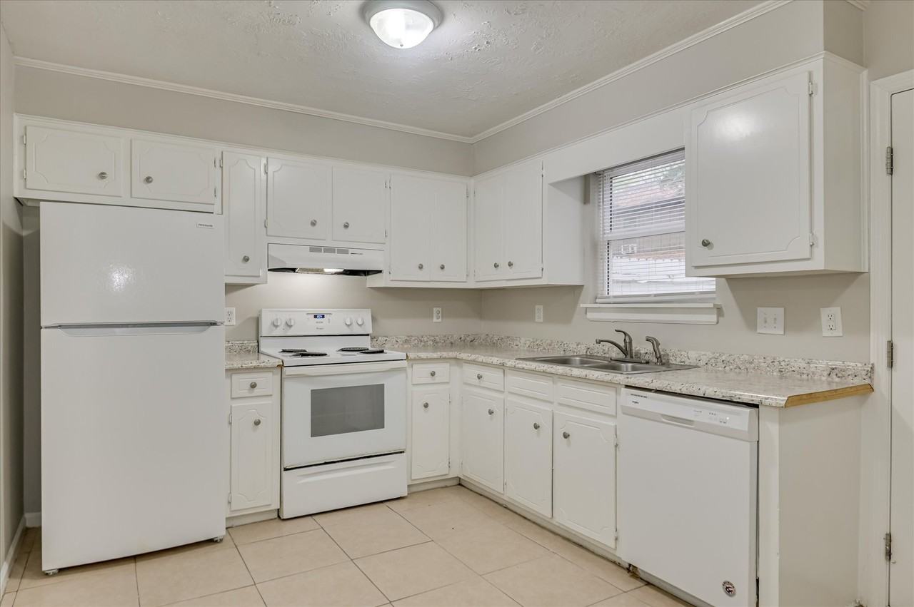 Chalet North Court - Photo 4 of 36