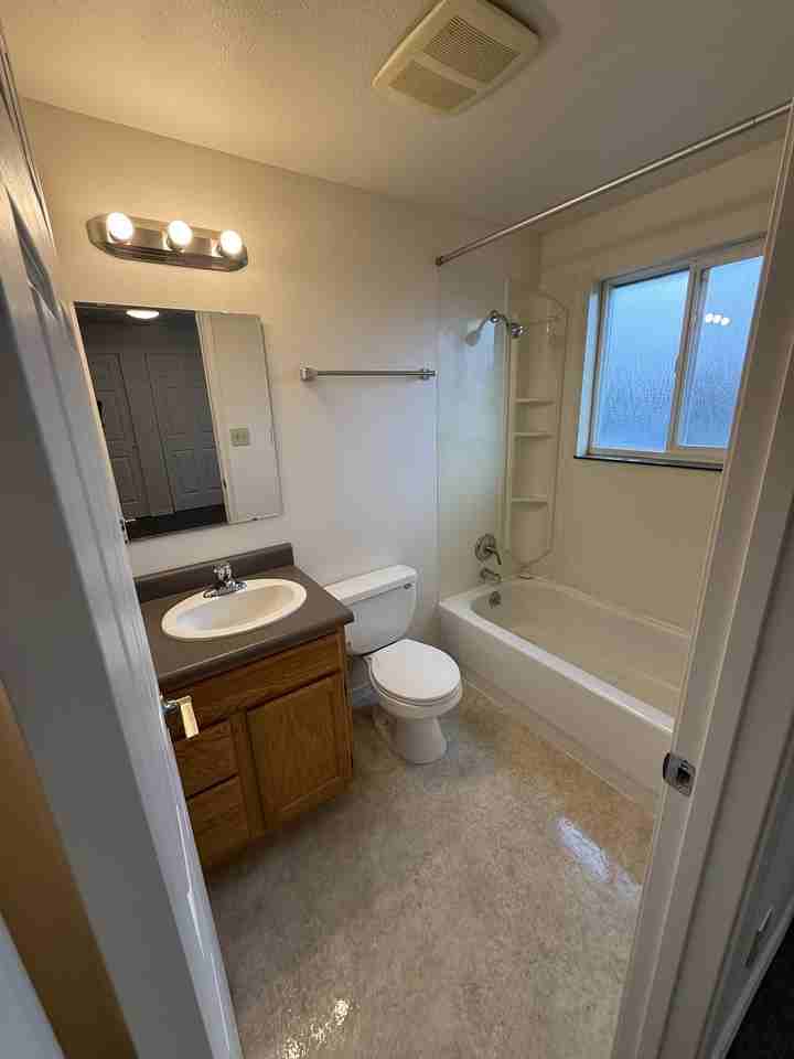 LOBDELL APARTMENTS 812 10th Street Northeast - Photo 5 of 6