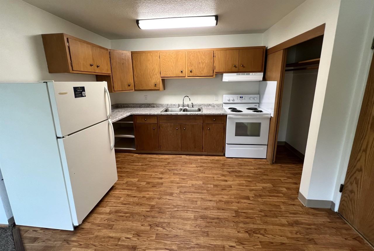 2104 3rd Ave SE - 12 PLEX - Photo 3 of 10