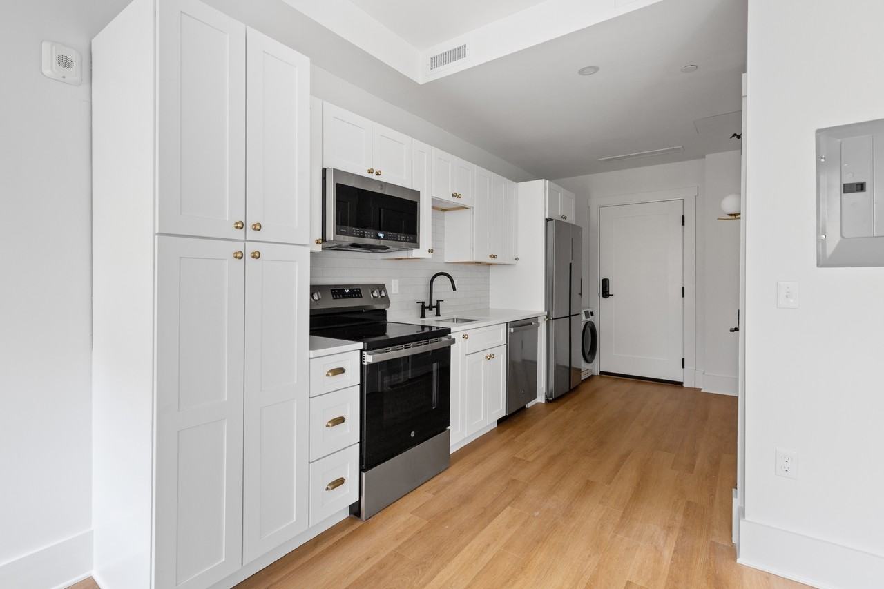 180 George M Cohan Boulevard - Photo 5 of 44