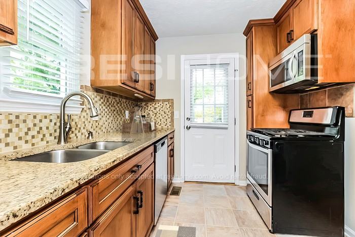 98 Edgehill Lane - Photo 4 of 21