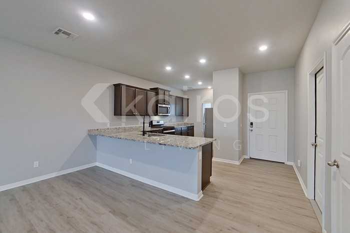 1020 Northwest 4th Street - Photo 4 of 26