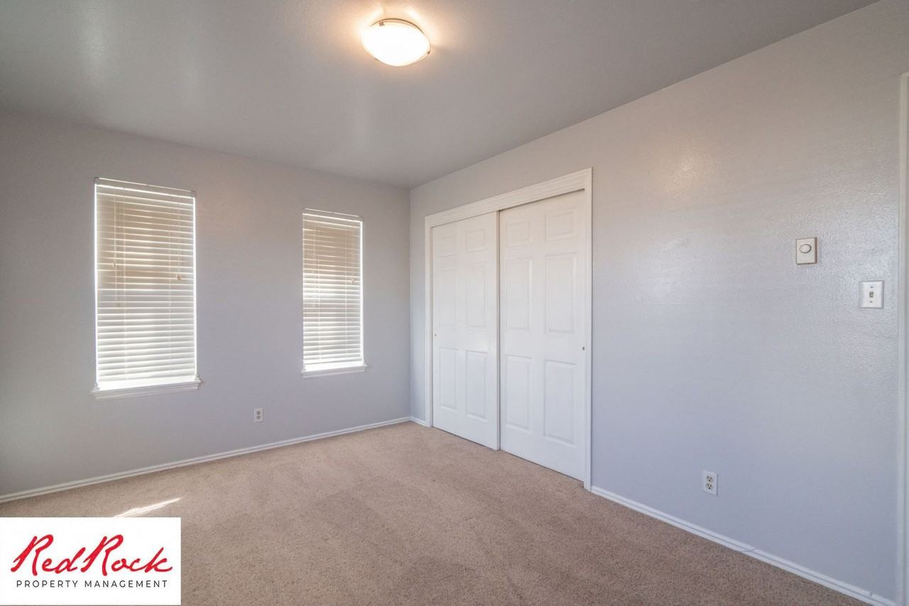 237 N Scenic Dr W - Photo 3 of 43