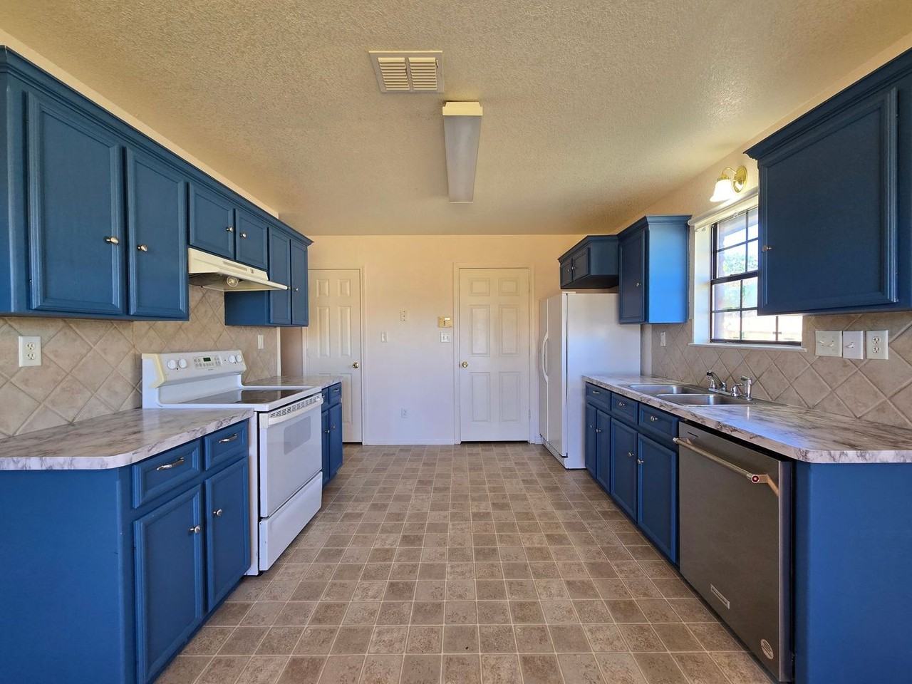 4403 Mildred Ave - Photo 3 of 26