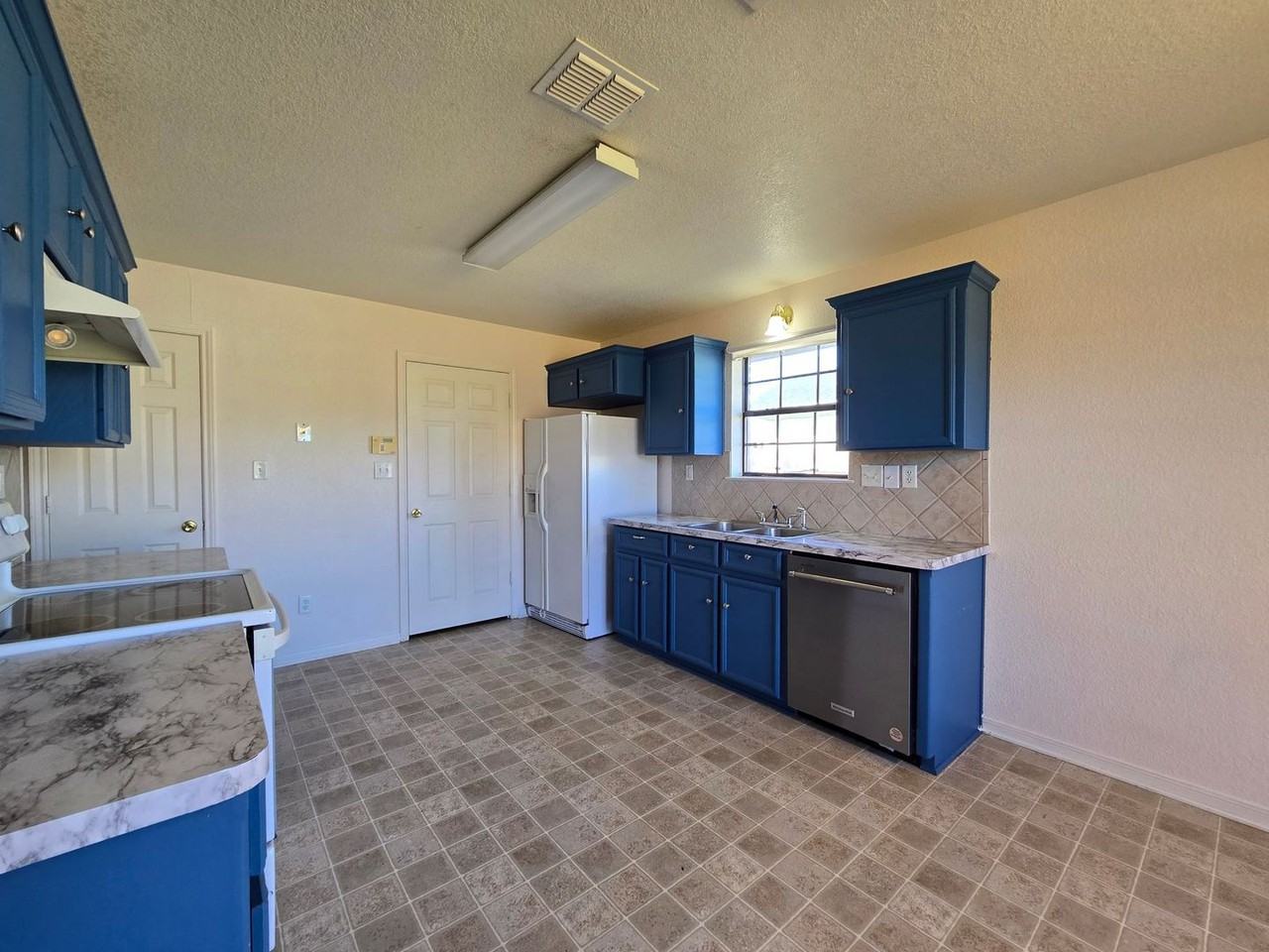 4403 Mildred Ave - Photo 6 of 26