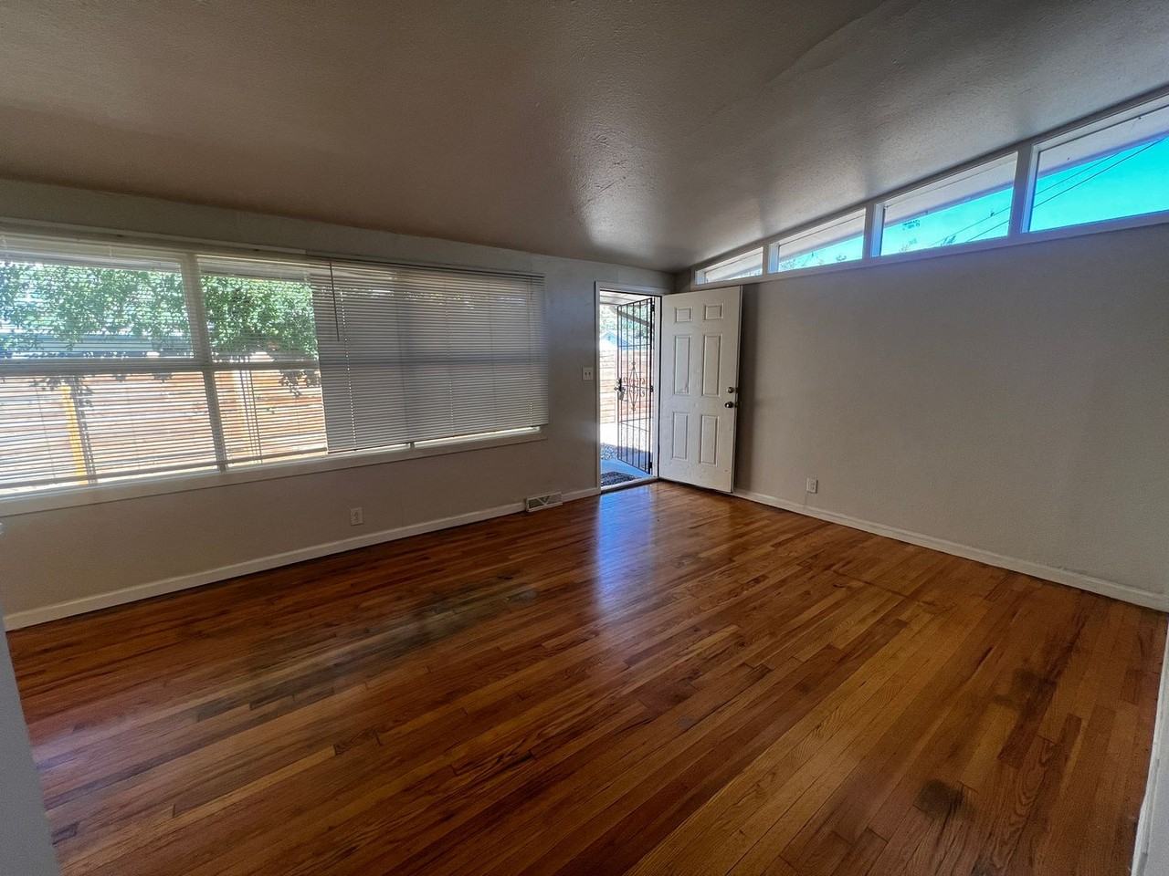 1932 Dallas St - Photo 3 of 26