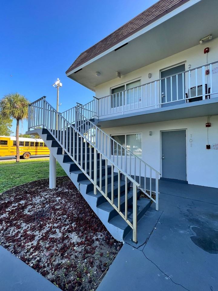 1200 S Broadway Lantana, FL 33462 - Photo 3 of 9