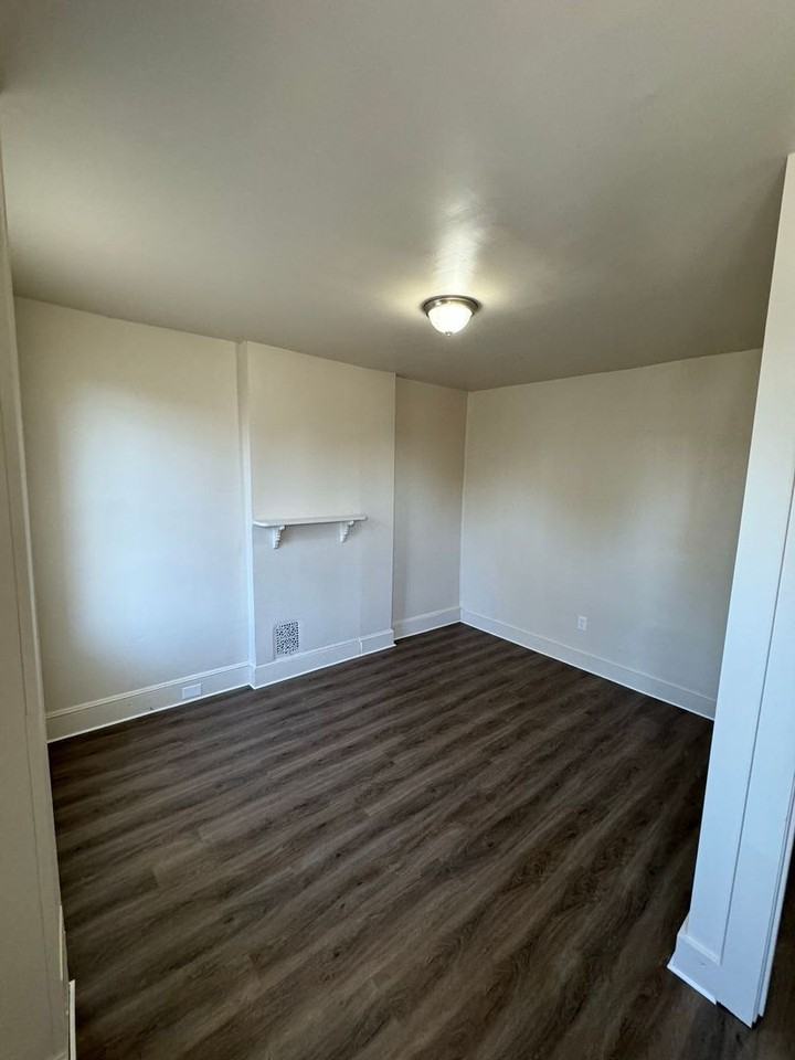 1001 W 7th St - Photo 3 of 15