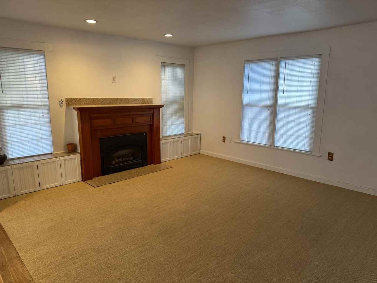 709 E Remington Dr - Photo 5 of 24