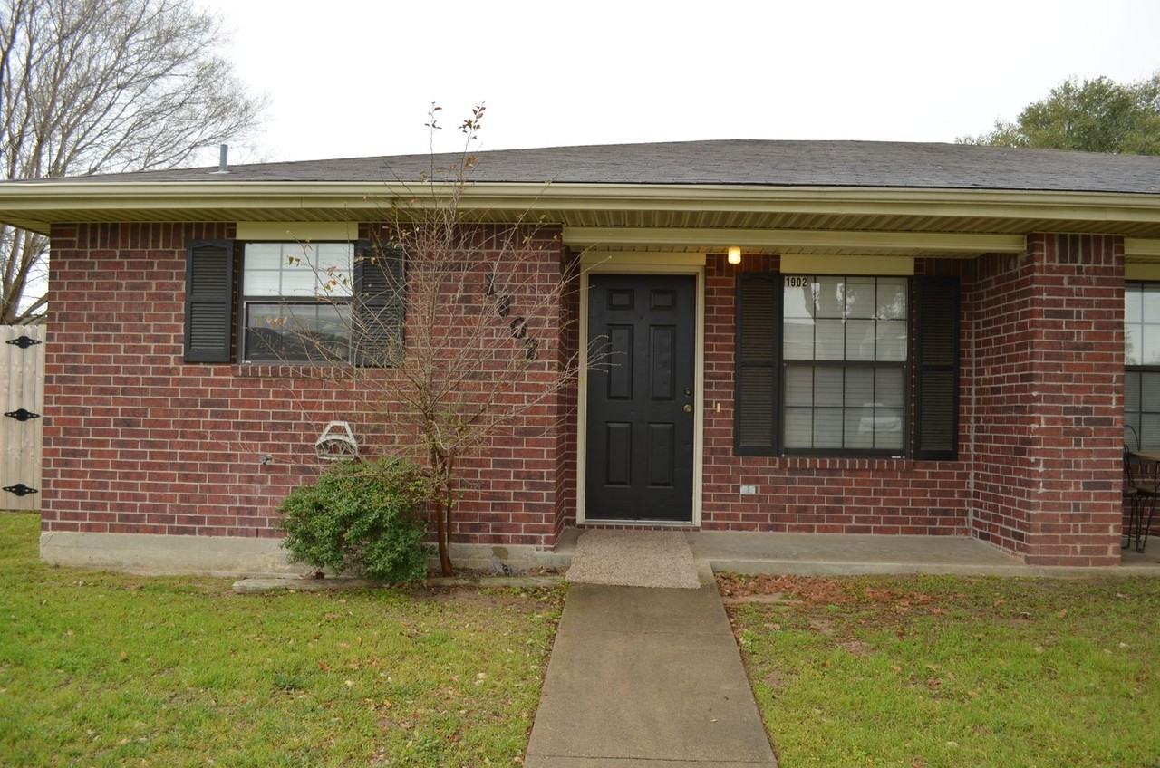 1902 Holleman Dr W - Photo 2 of 18