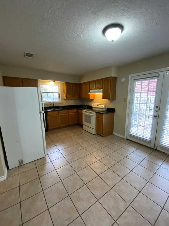 1902 Holleman Dr W - Photo 5 of 18