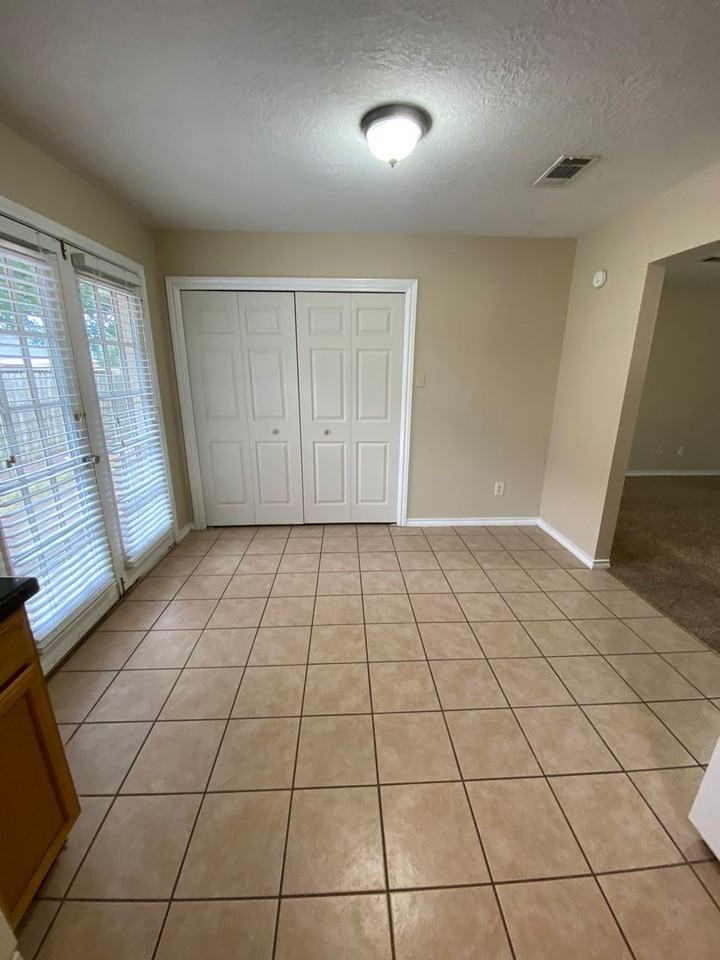 1902 Holleman Dr W - Photo 6 of 18