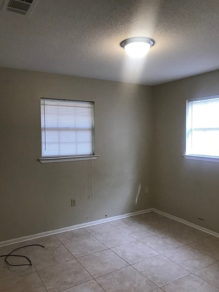 161 Benjamin St - Photo 3 of 13