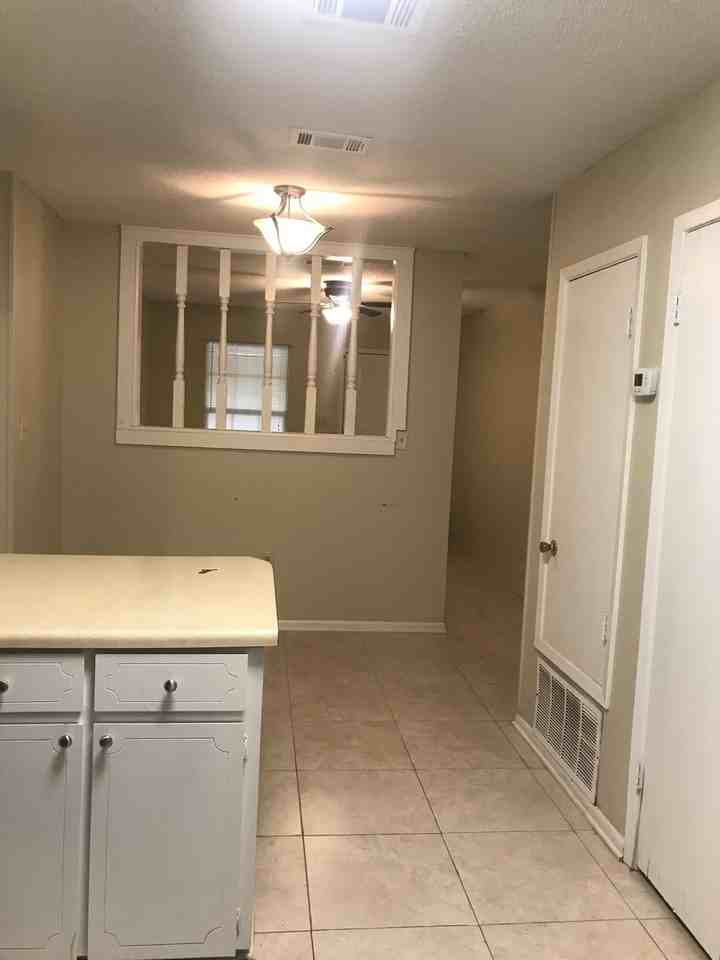 161 Benjamin St - Photo 4 of 13