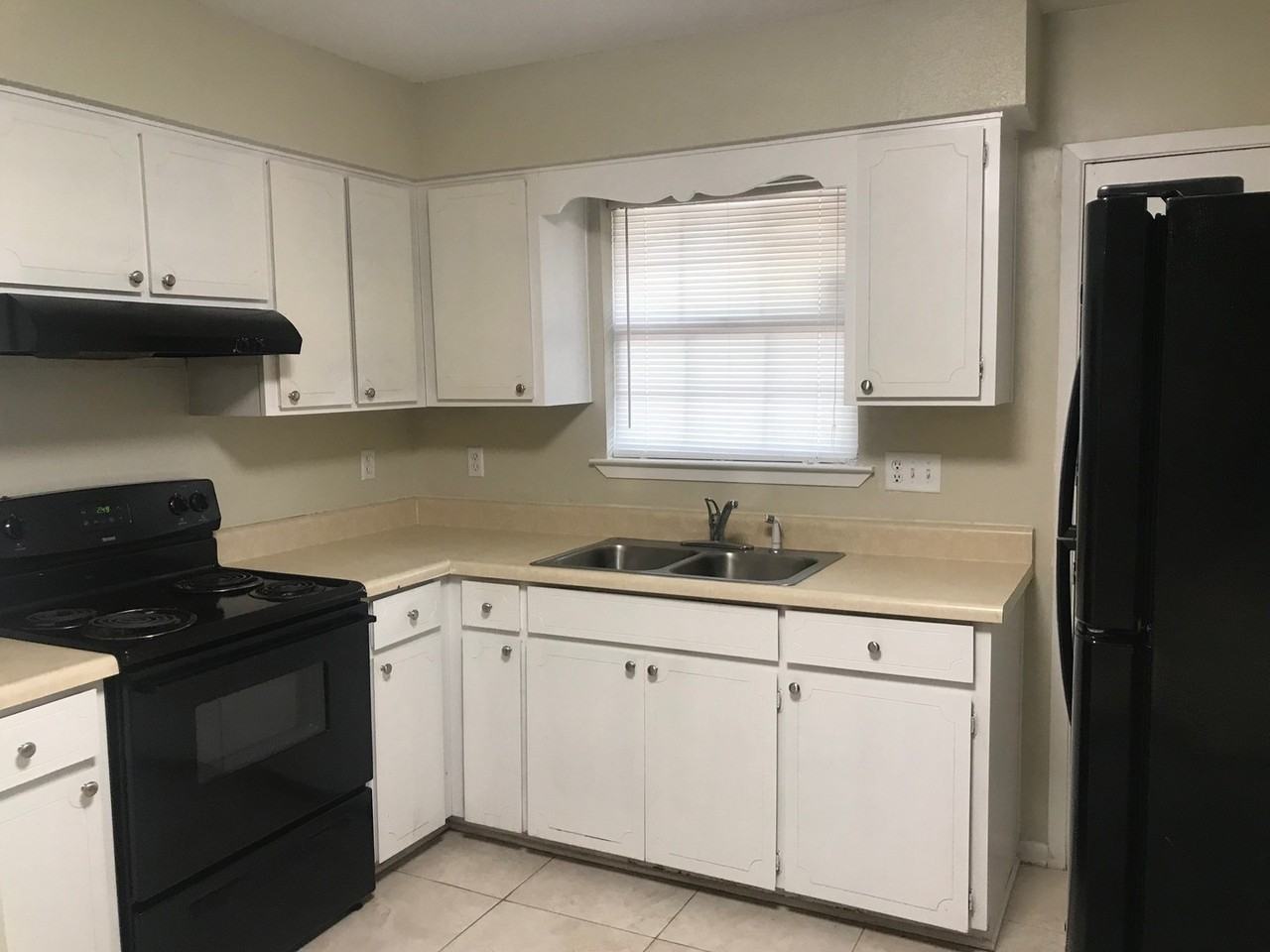 161 Benjamin St - Photo 5 of 13