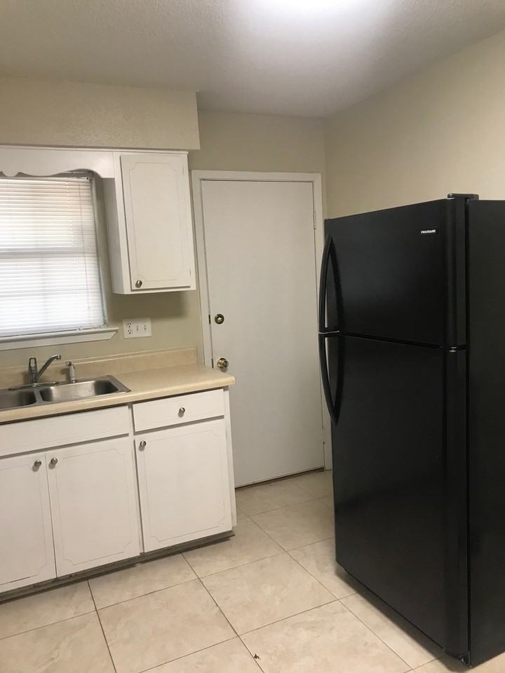 161 Benjamin St - Photo 7 of 13