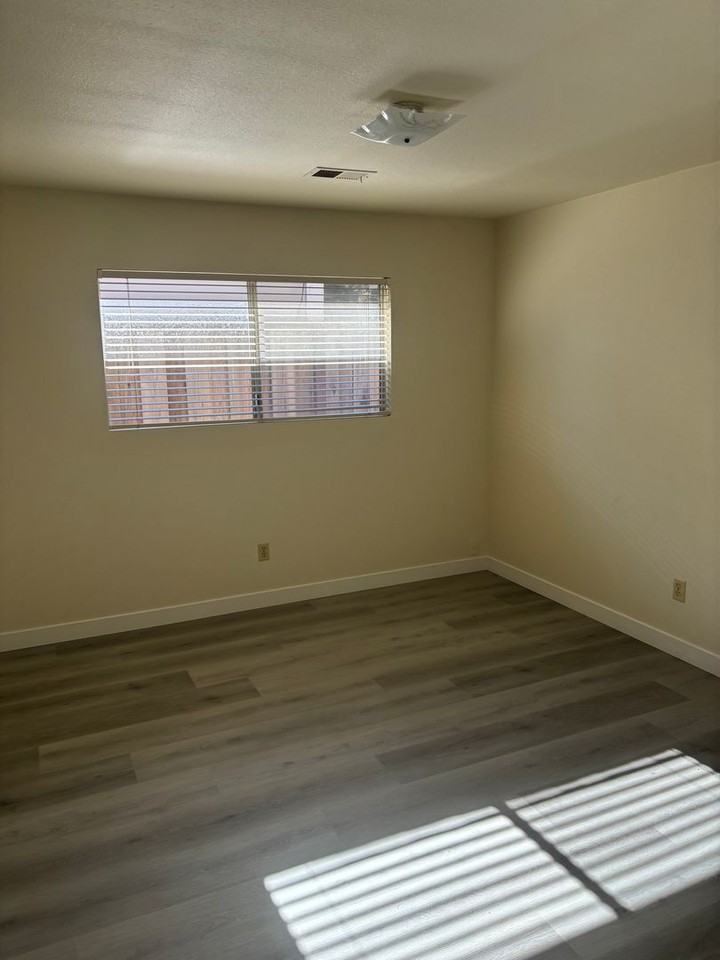 127 Mason St - Photo 4 of 19