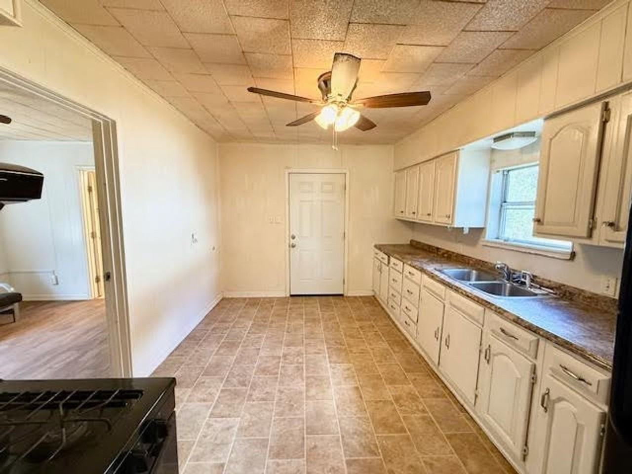 907 N Harrison St - Photo 2 of 16