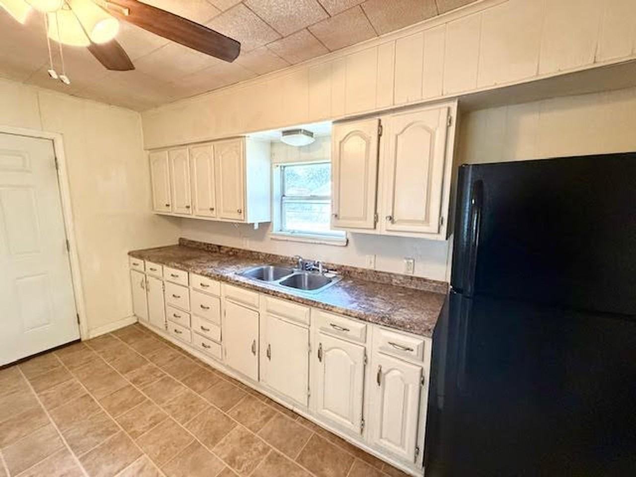 907 N Harrison St - Photo 3 of 16