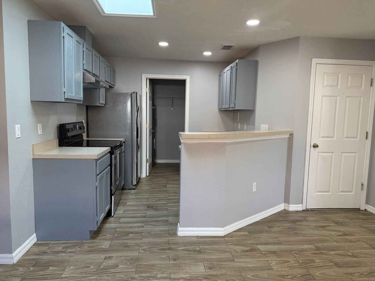 2109 Albion Ave - Photo 5 of 24