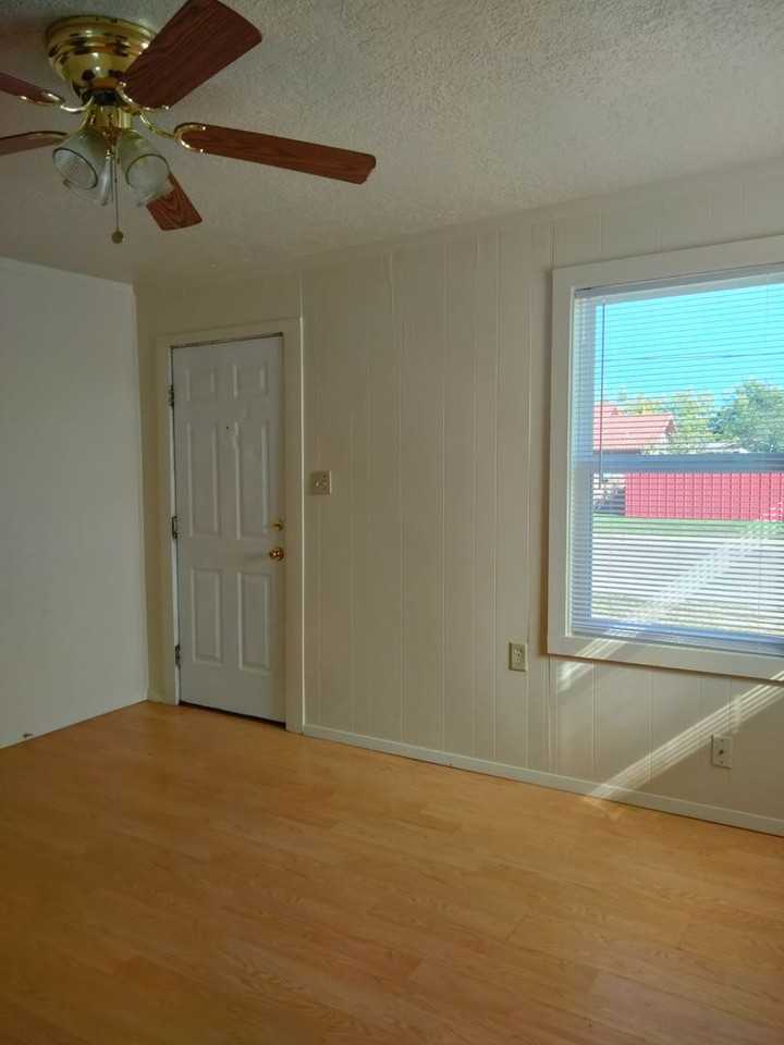 111 N Boulder Ave - Photo 3 of 12