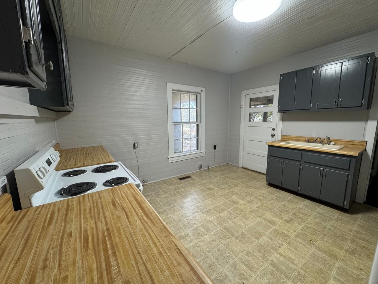 214 Avenue C Se - Photo 3 of 9