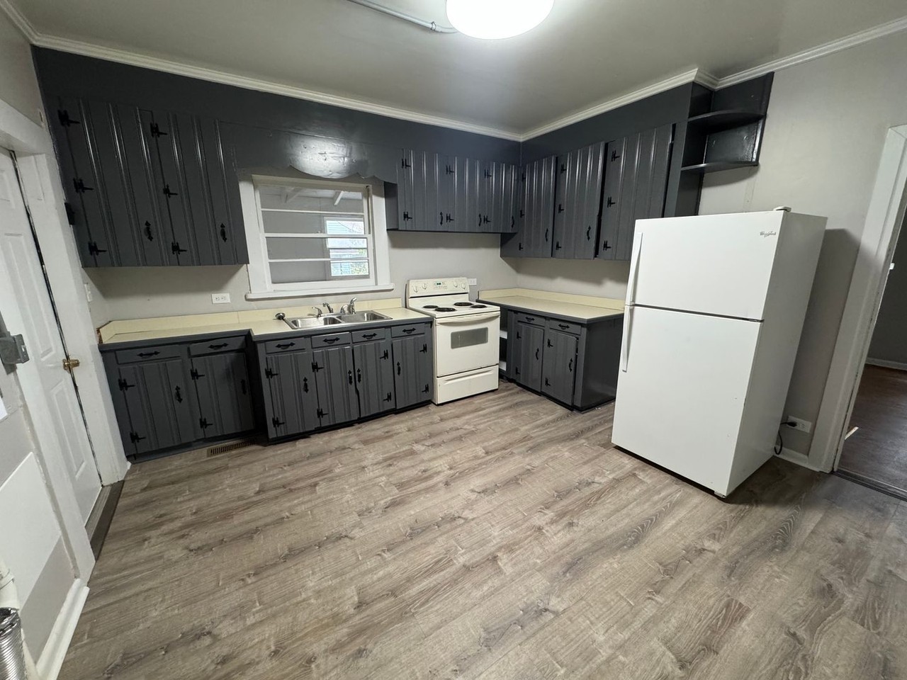 216 Avenue C Se - Photo 3 of 8