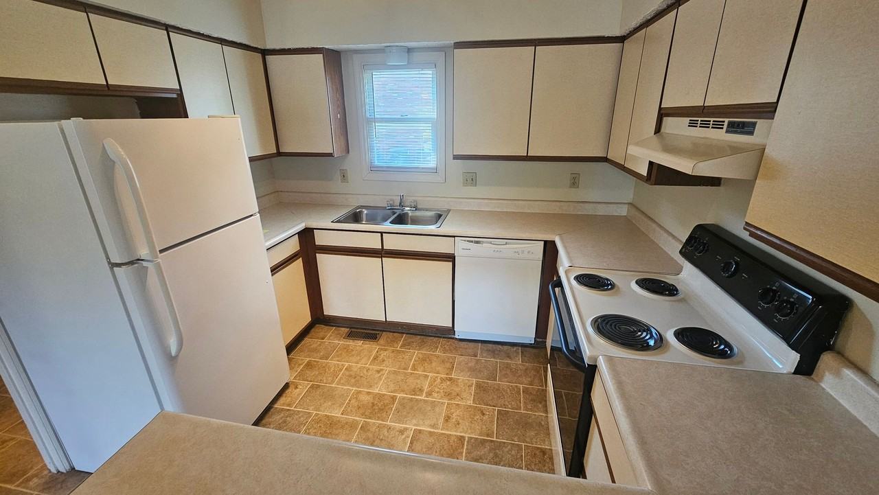 1718 N Lincoln St - Photo 2 of 8