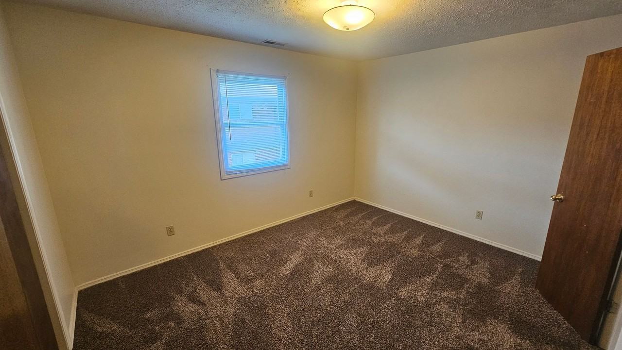 1718 N Lincoln St - Photo 4 of 8