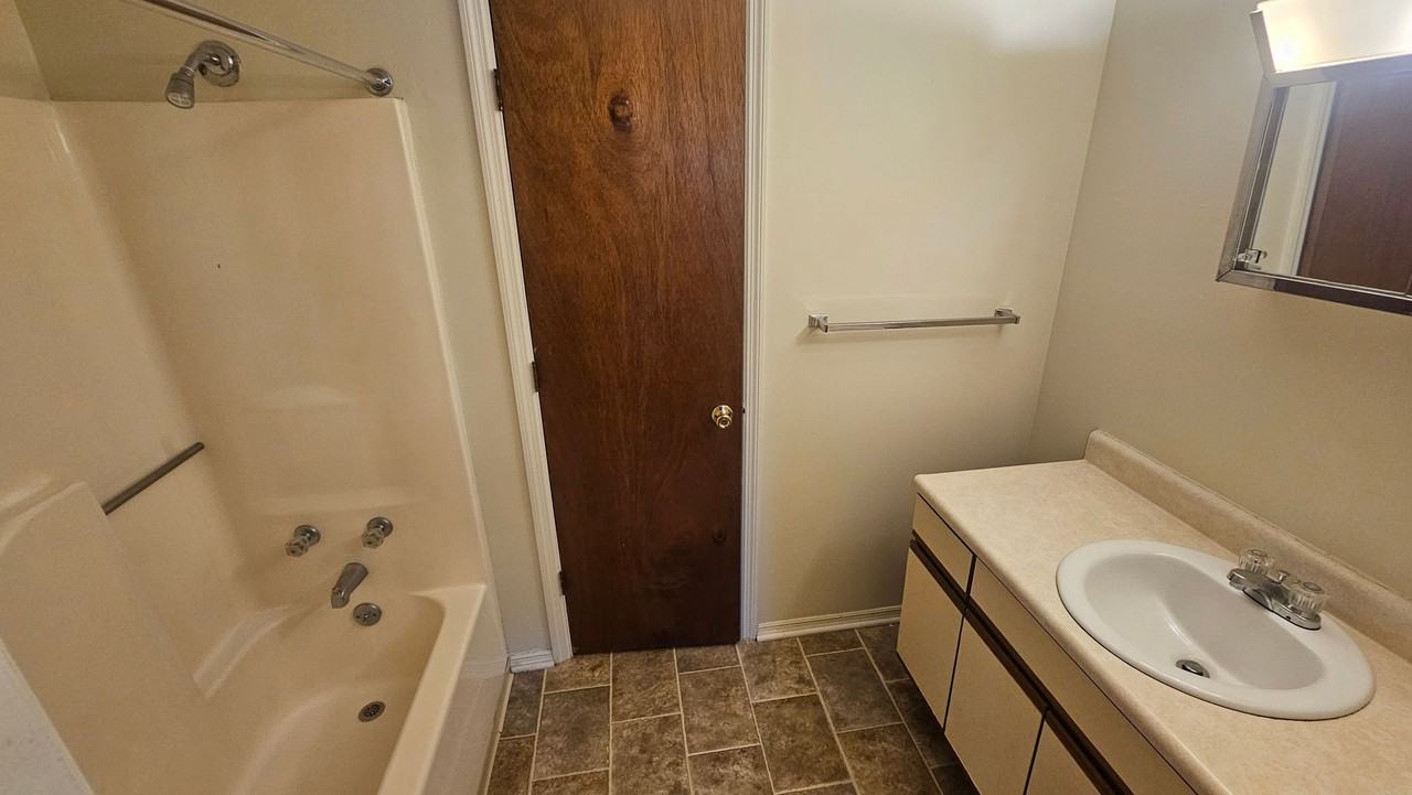 1718 N Lincoln St - Photo 5 of 8