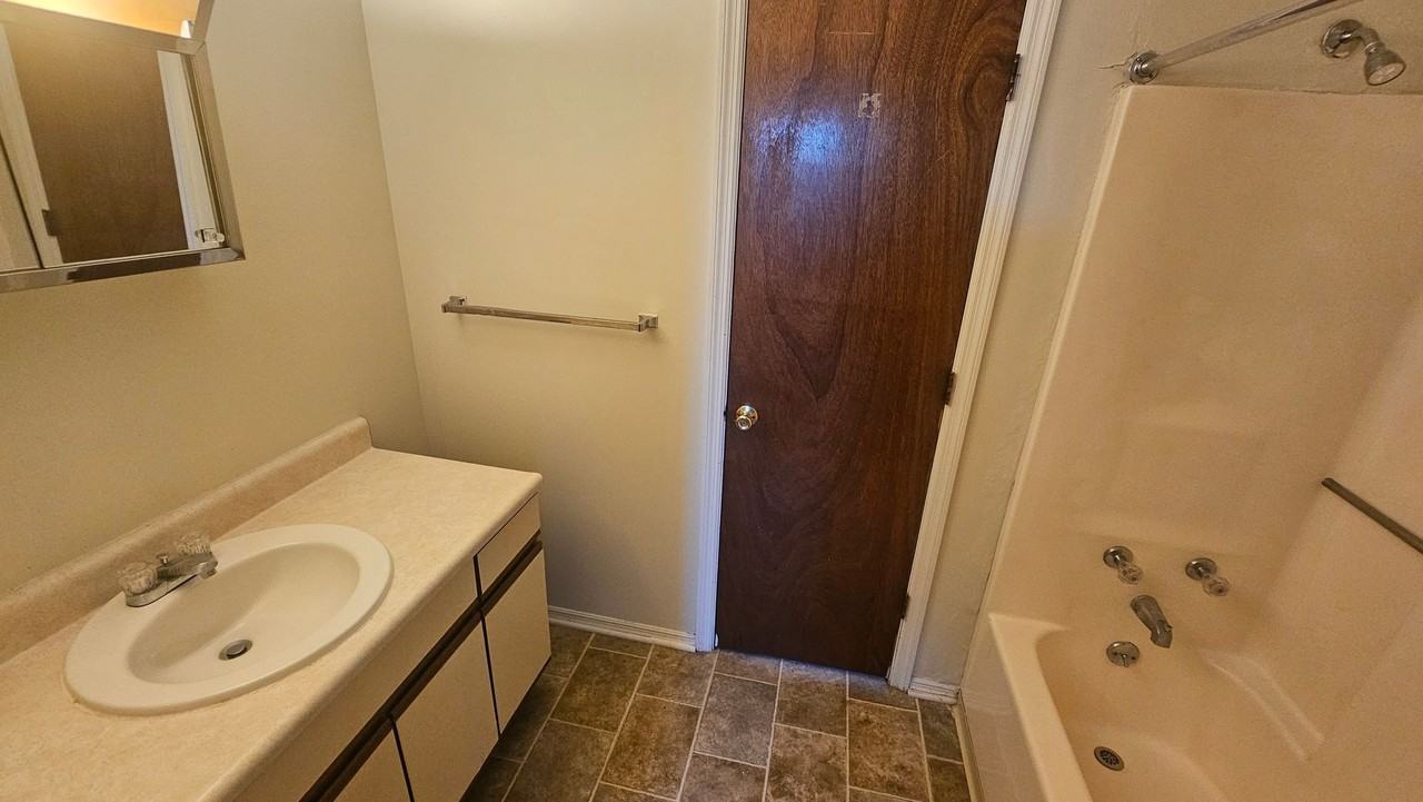 1718 N Lincoln St - Photo 7 of 8