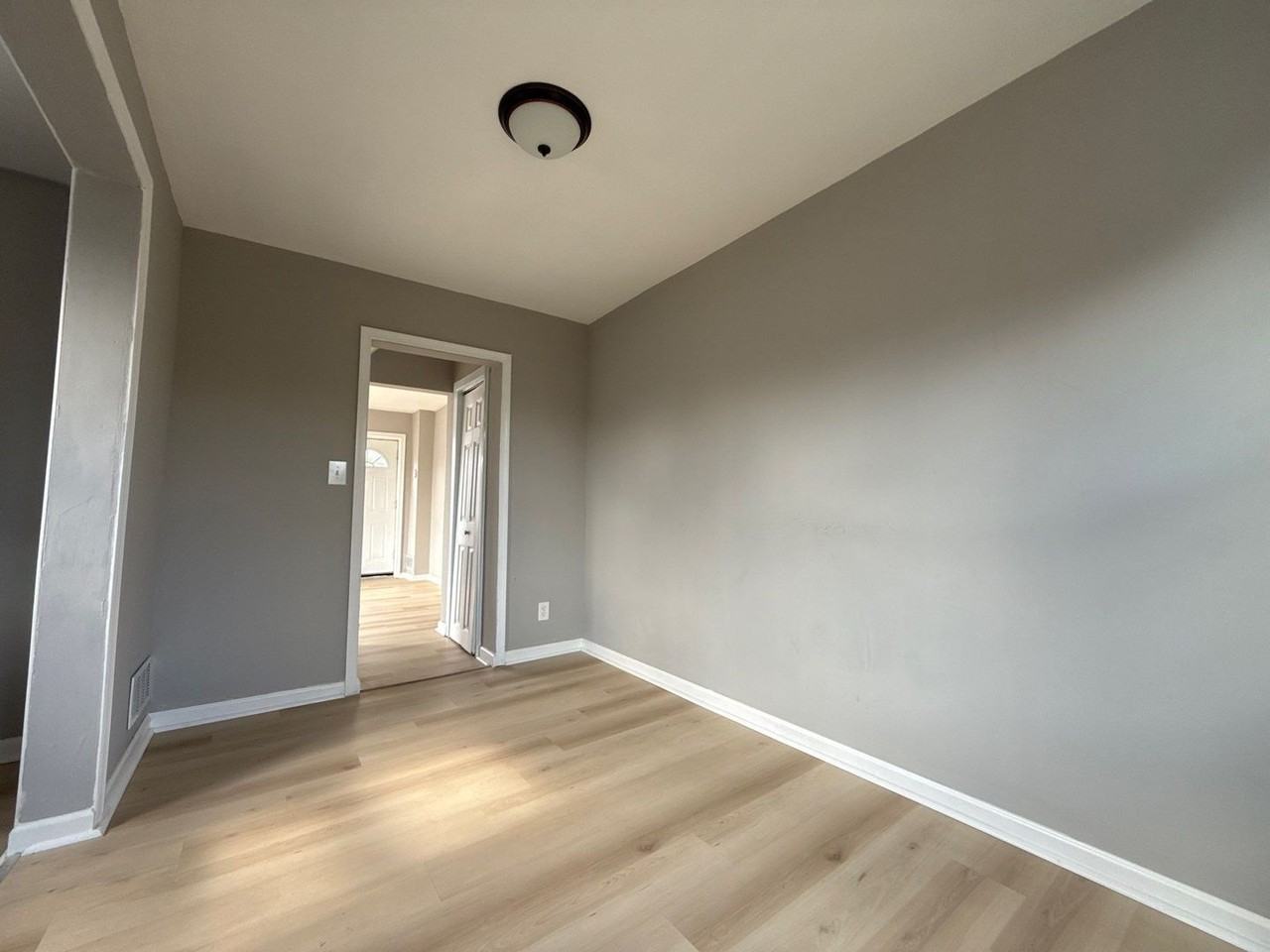 1725 Malvern St - Photo 5 of 17