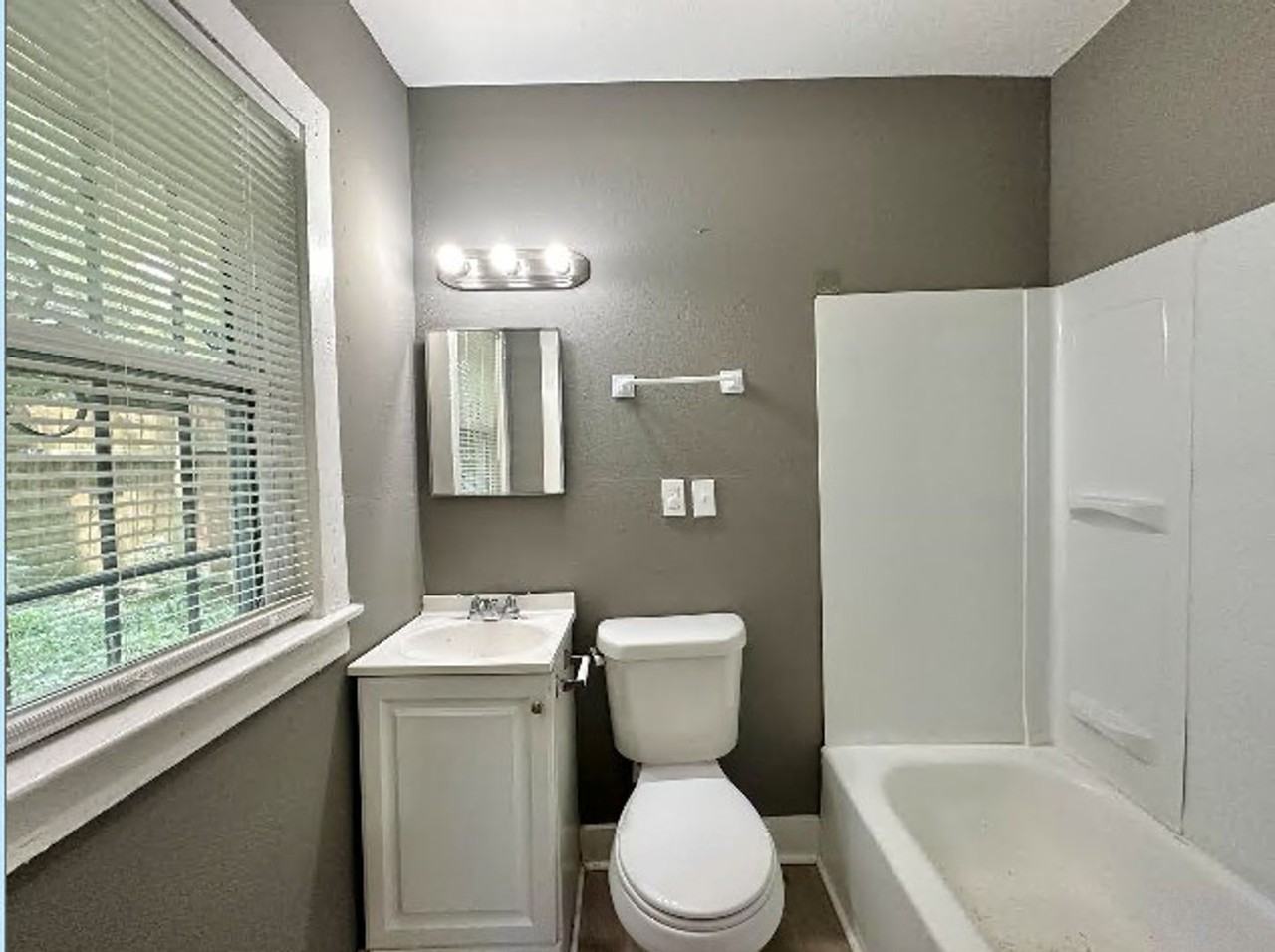 2905 E 61st St - Photo 7 of 9