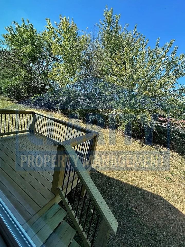 2016 Blythe Ave Se ## 2 - Photo 3 of 22