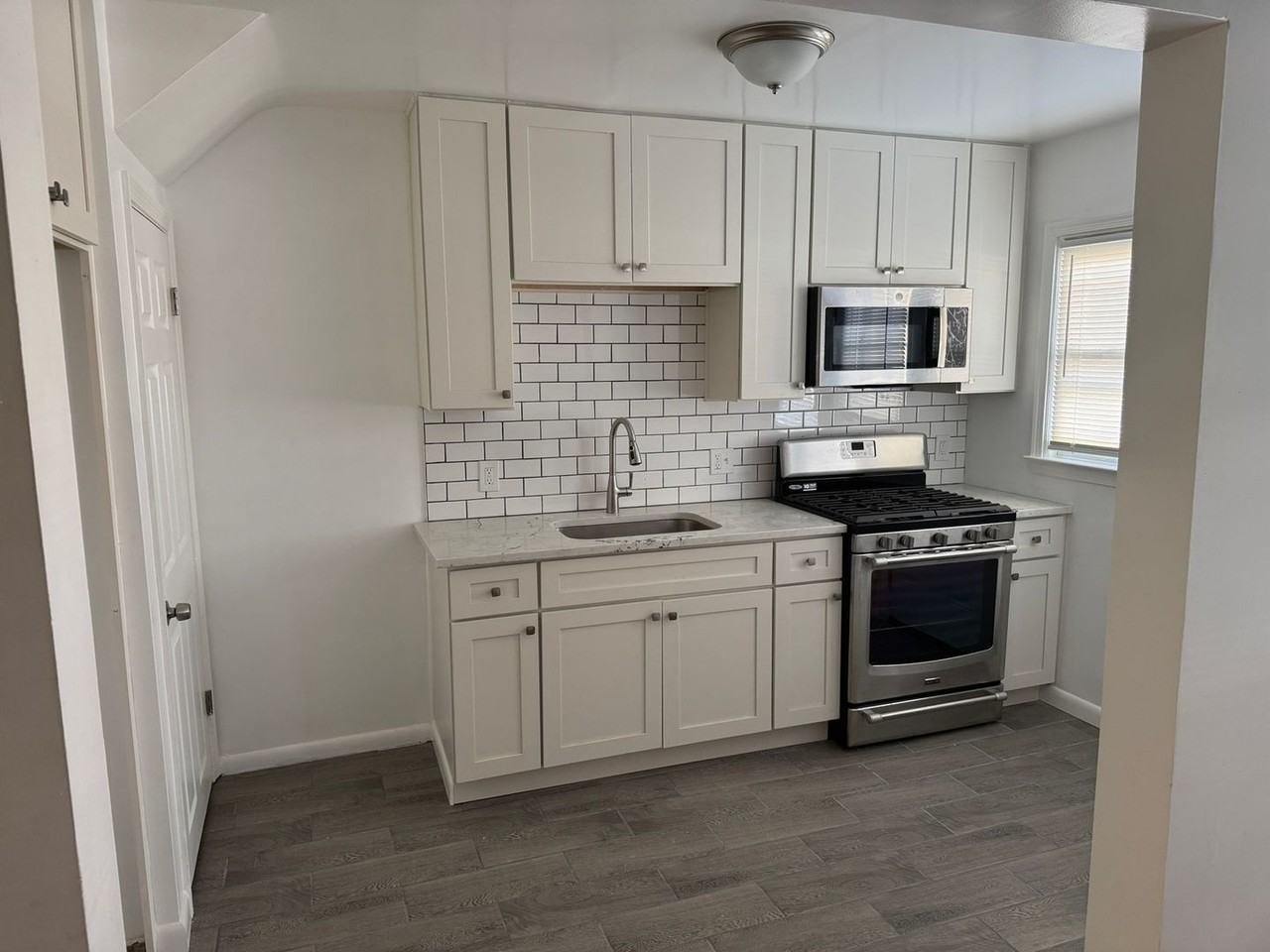 2231 Graythorn Rd - Photo 3 of 24