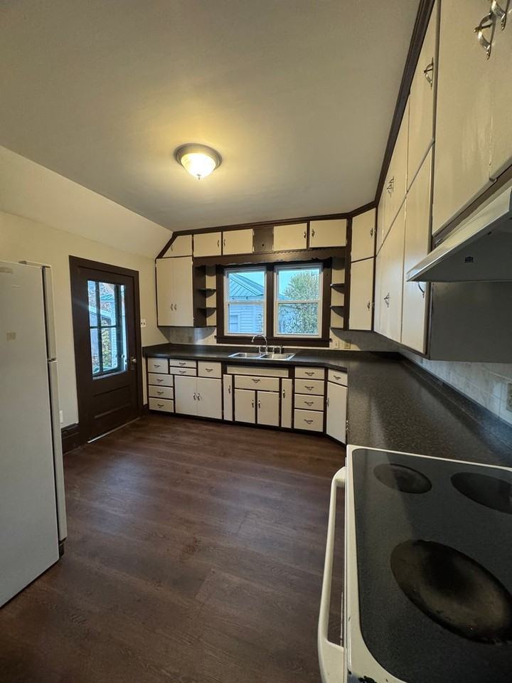 9612 Bowman St - Photo 3 of 23