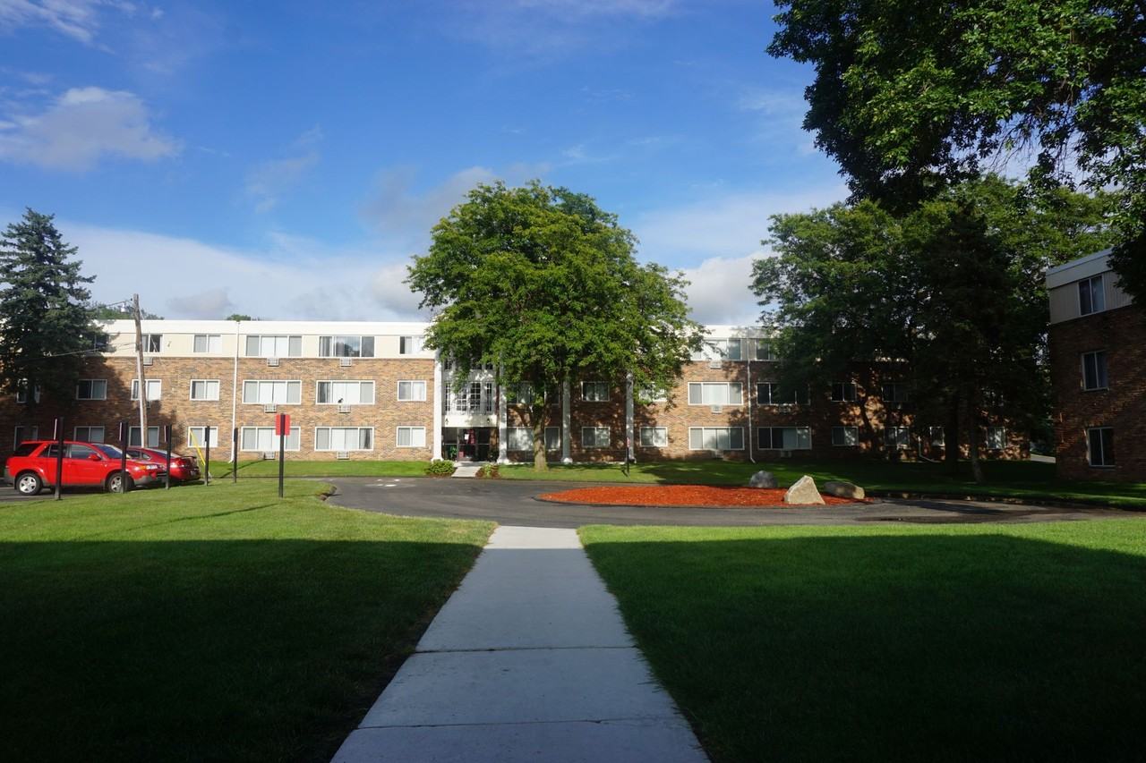 8848 Goodrich Road - Photo 5 of 36