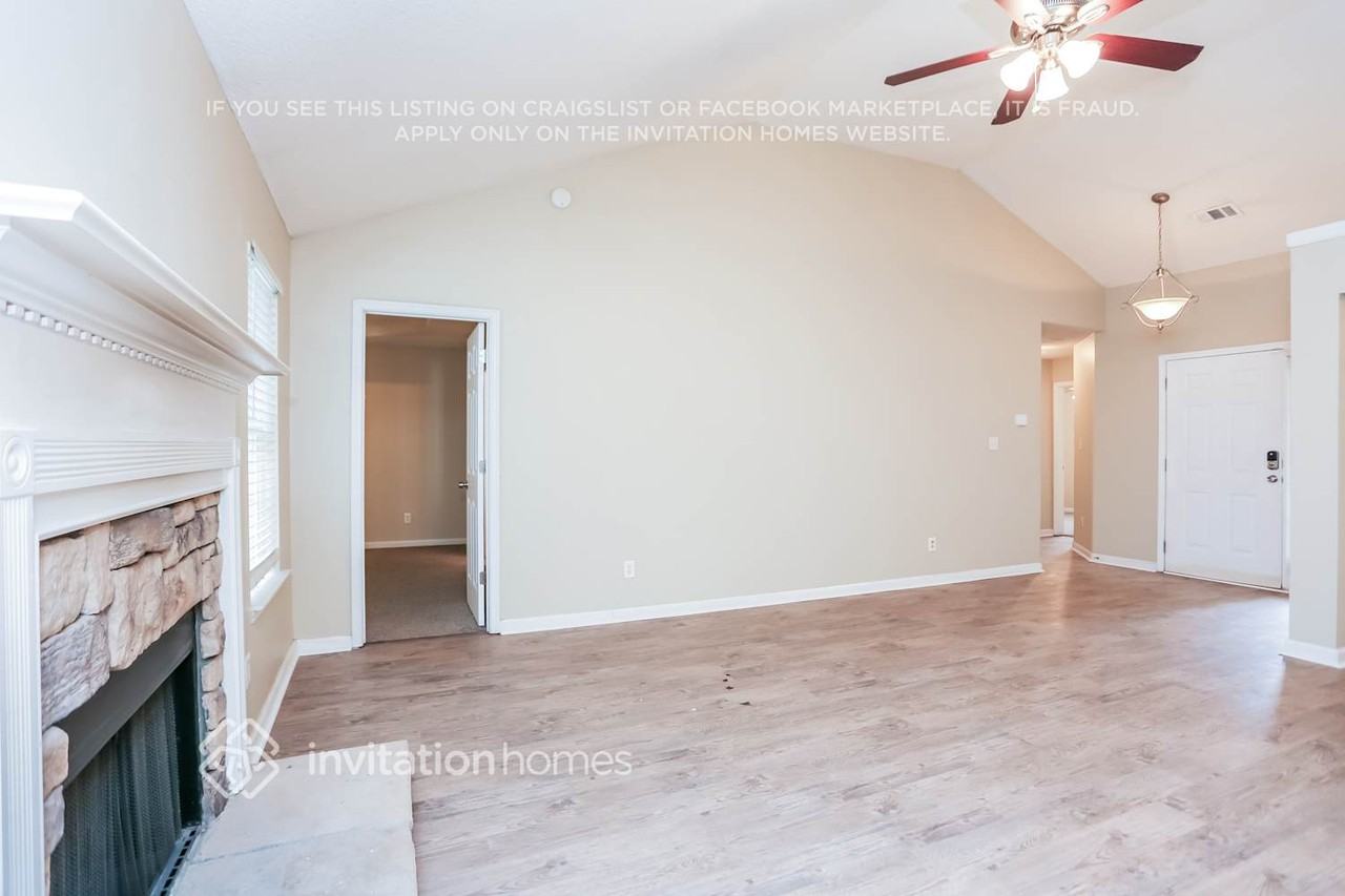 4890 Larkspur Ln - Photo 4 of 17