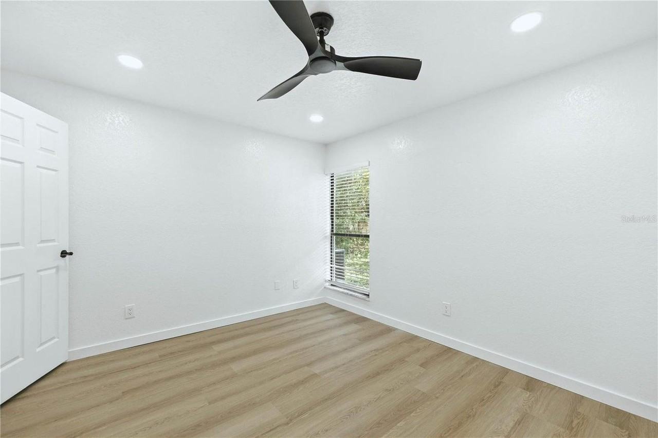 840 NE 3rd St - Photo 4 of 10