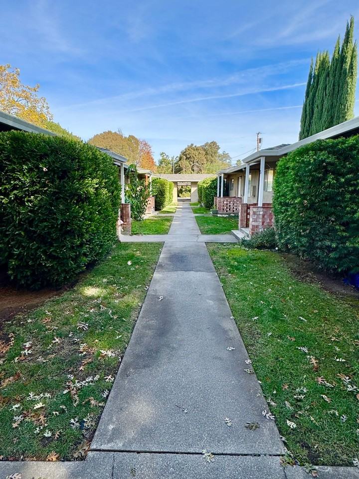 1544 Laburnum - Photo 3 of 6