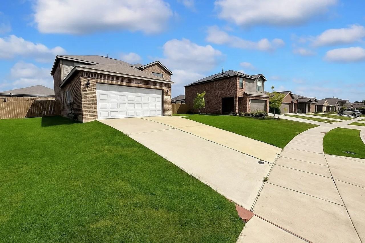 913 Serena Dr - Photo 2 of 50