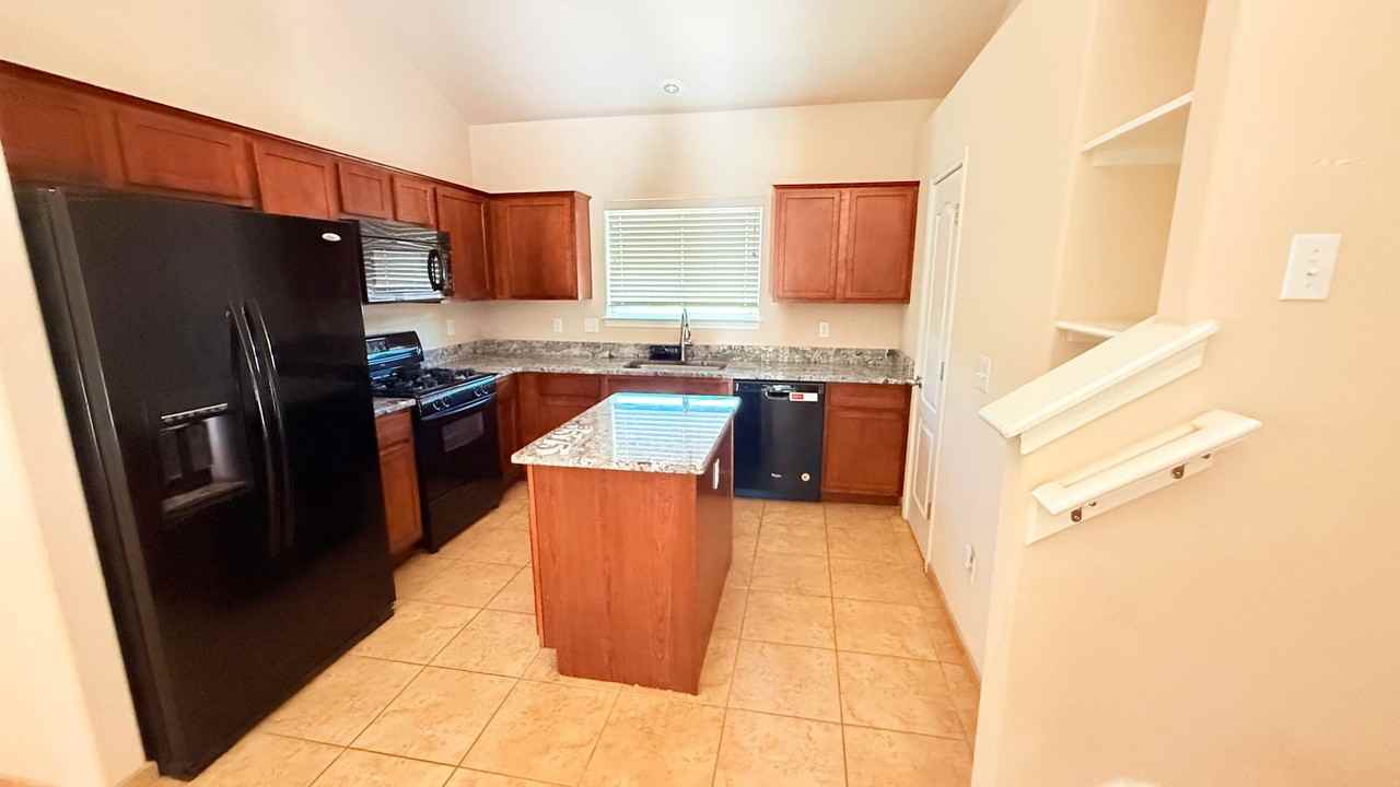 3575 Sierra Del Sol Avenue - Photo 7 of 17