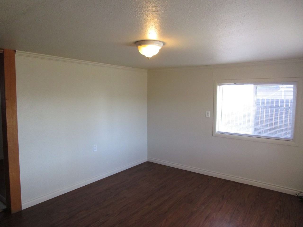 691 Nw 9th St - Photo 2 of 11