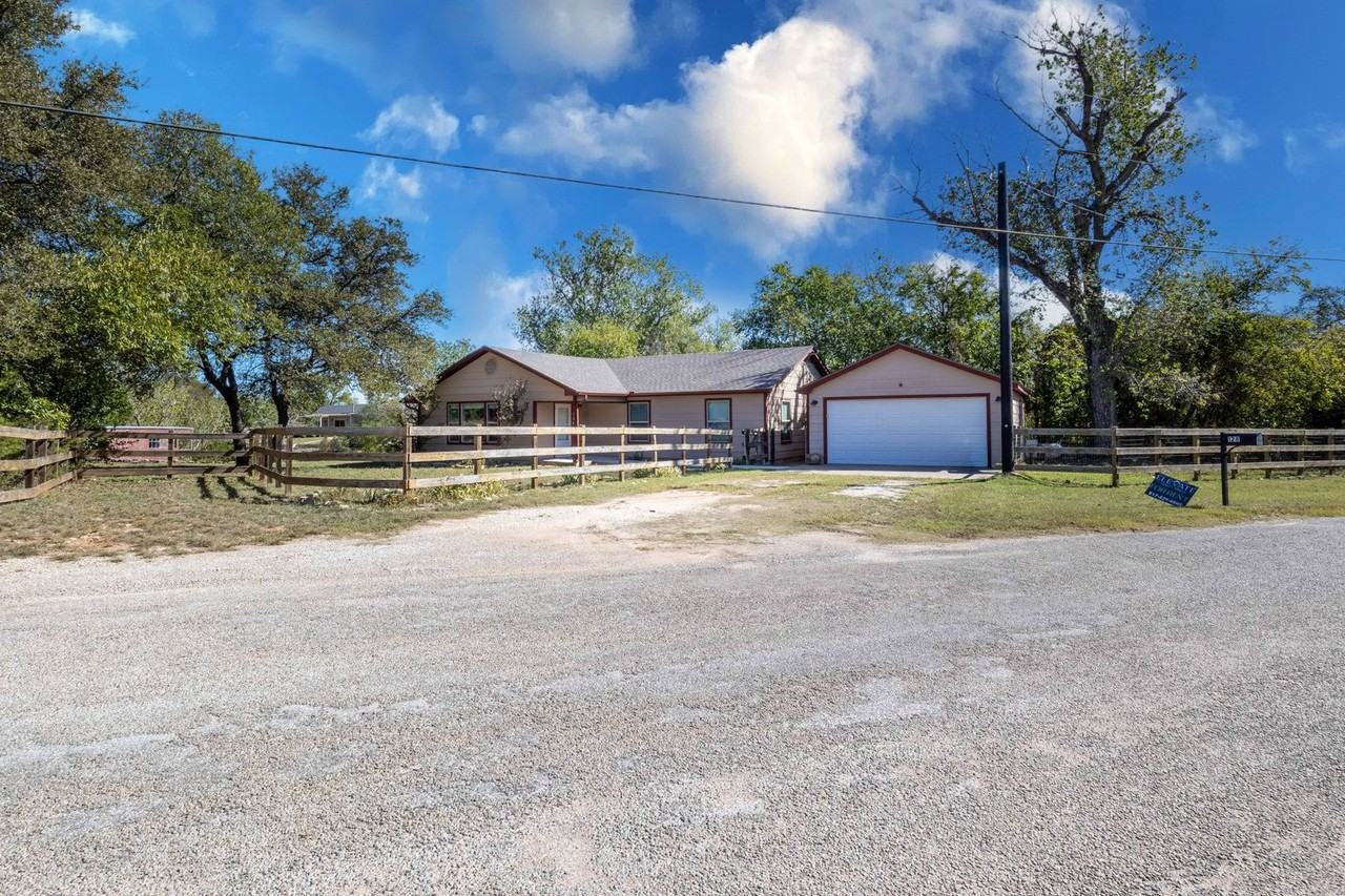 128 Siesta Ct - Photo 3 of 35