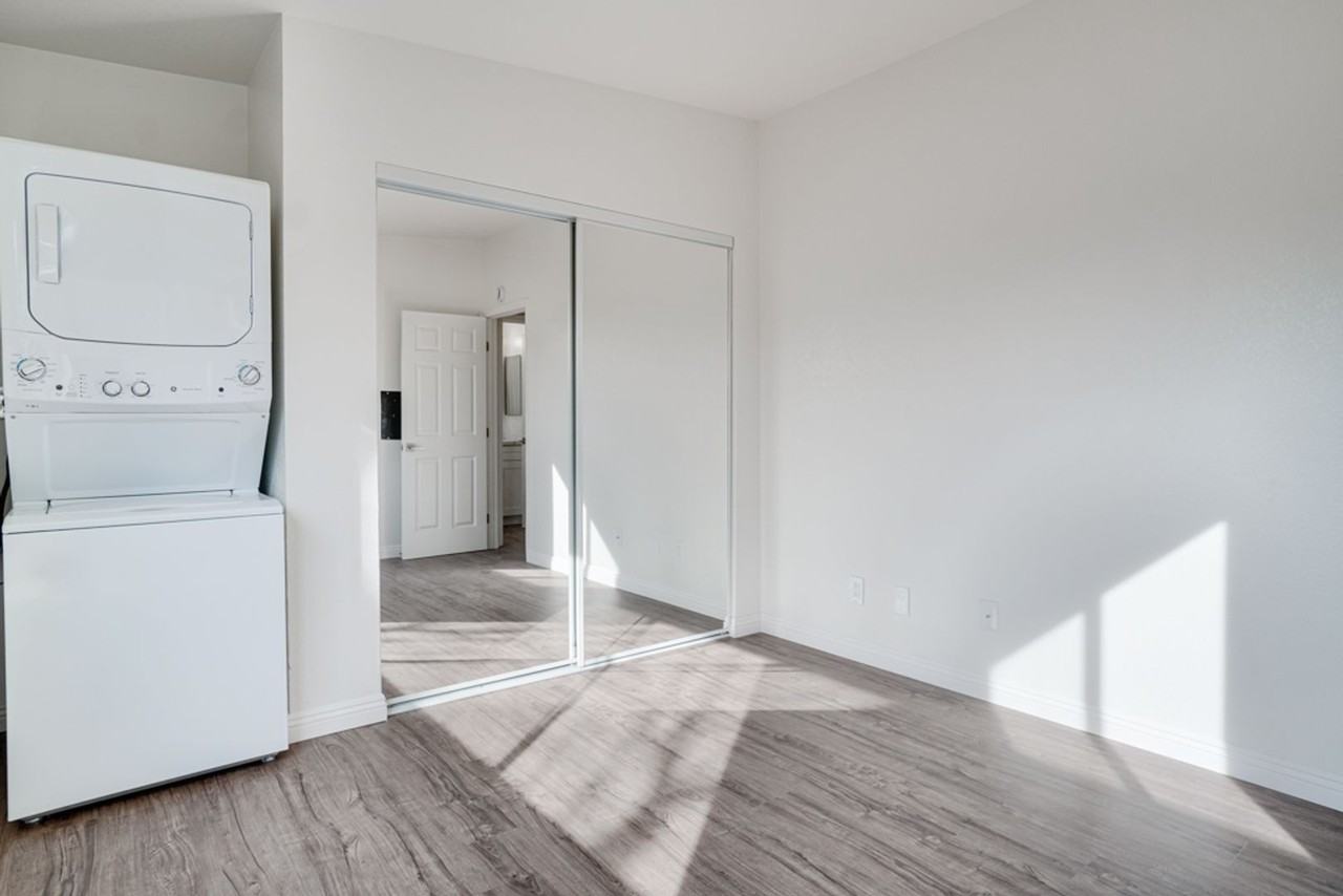 Talmadge at 47th Street – Stylish Remodeled Apartments with Patios & In - Photo 3 of 12